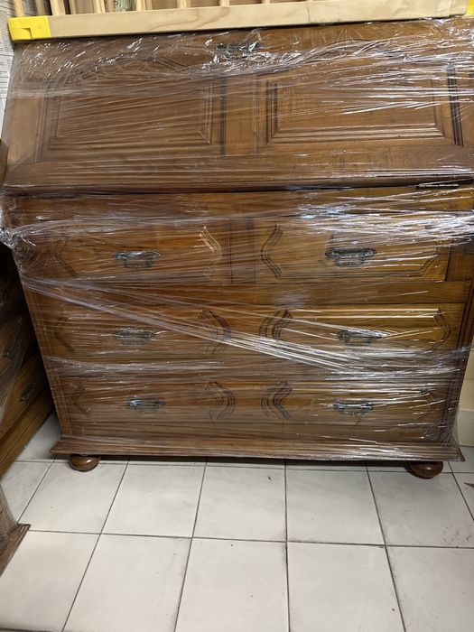 Mobilia em madeira maciça