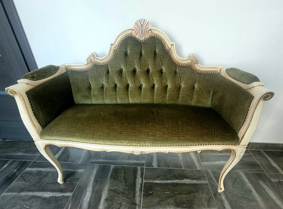 Mała sofa z podnóżkiem