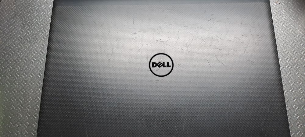 Vende-de portátil Dell Precision 7520.
Gráfica dedicada Nvidia Quadro