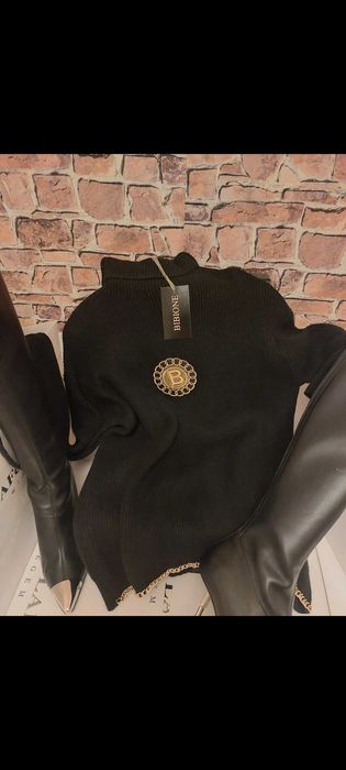 Elegancki czarny sweter z ozdobnymi detalami włoskiej Marki Bibione