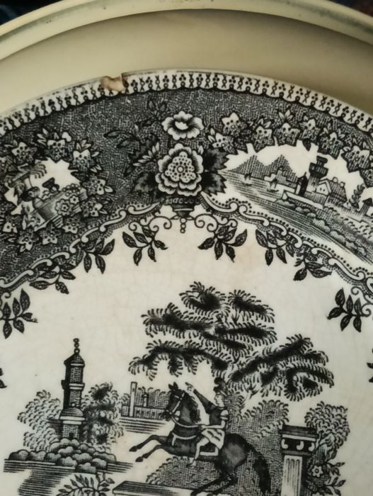 Prato de porcelana Sacavém ( Estátua)