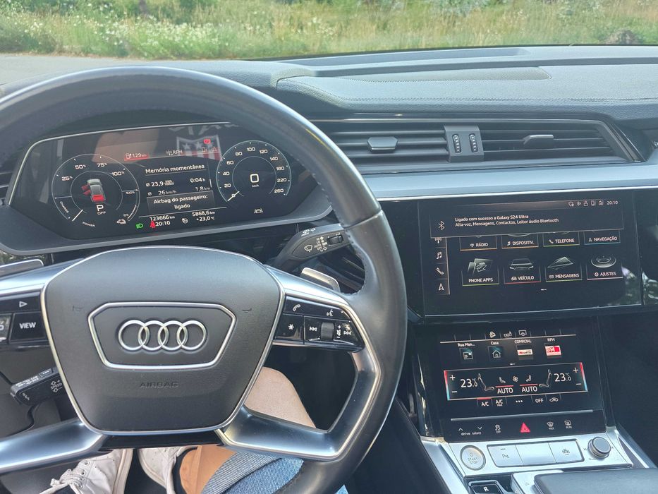Audi e-tron 50 Quattro | 331 cv | 123.000km | Cinza Manhattan Metálico | Dezembro 2020