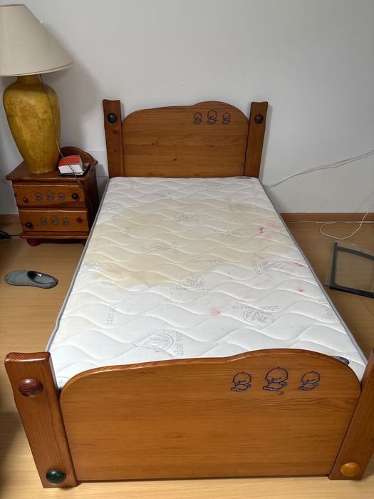 Cama de criança de madeira