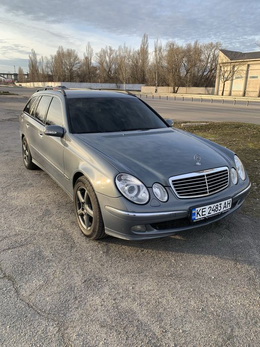 По двигуну:
Прогорів один поршень. Автомобіль потребує ремонту або заміни двигуна. Двигун на місці, машина на ходу — можна при потребі доїхати куди вам треба. 

Стан авто:
Mercedes-Benz W211 3.2 CDI, автомат, Avantgarde, 2003 р., універсал.
	•	ходова без стуків і грюкоту;
	•	нові задні пневмобалони;
	•	клімат-контроль працює;
	•	встановлене якісне Bi-LED світло;
	•	салон у гарному, доглянутому стані.
Авто використовувалось у сім’ї — їздила дружина.

Продаж:
Продаю як є, без ремонту.
Торг мінімальний і тільки біля авто.
Пропозиції «заберу за 3000$» — нецікаві, не витрачайте час.

Посередників і «допомогу з продажем» не розглядаю.

Зв’язок:
Можу бути не завжди на зв’язку — пишіть тут, у Telegram або WhatsApp, або телефонуйте туди ж.