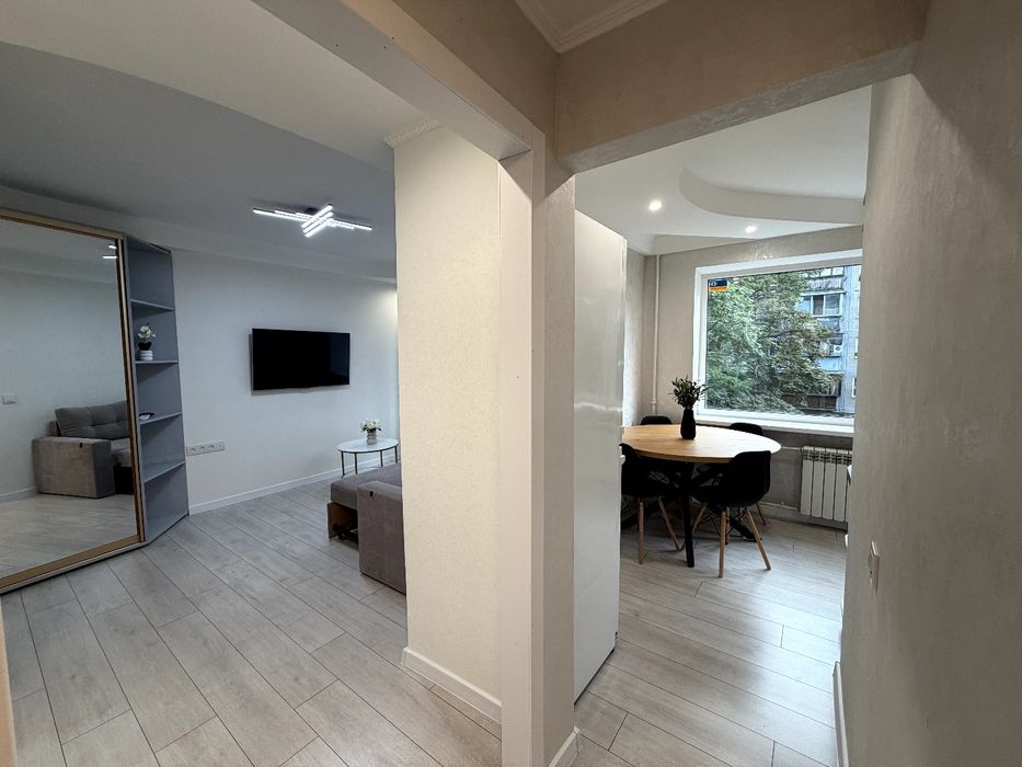 Власник без комісії. Київ .Продам 2 к квартиру 10 хв до метро. Бульвар Верховної Ради 26 Б