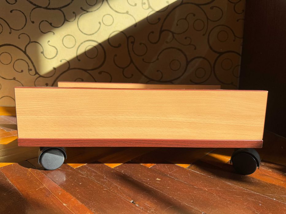 Письмовий стіл, поличка тумба для книг, підставка для компʼютера.