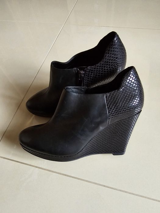 Czółenka . botki Clarks 37,5 na koturnie, skóra NOWE