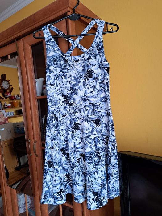 Sukienka letnia w niebieskie kwiaty