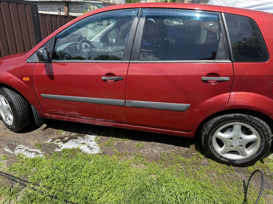 Продам машину Ford fiesta