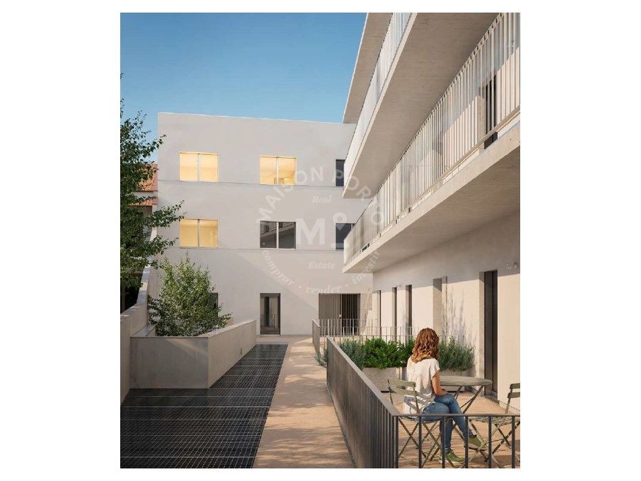 Apartamento T2 com Varanda e Lugar de Garagem em Campanhã, Porto