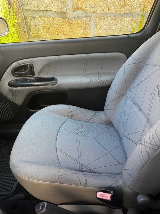 Renault Clio II 1.5 dCi Comercial (2002) – Muito Estimado & Económico