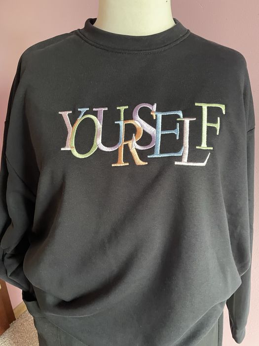 Bluza MOJI  czarna haftowany kolorowy napis 42/44/46