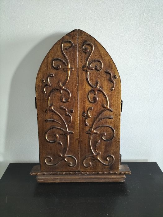 Tríptico religioso em madeira entalhada – altar