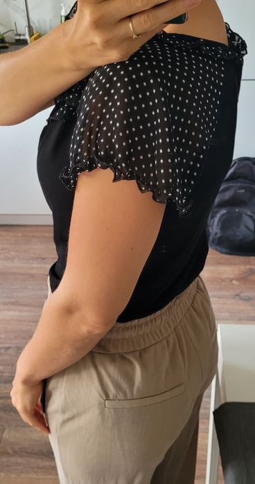 Czarna bluzka z krótkim rękawem