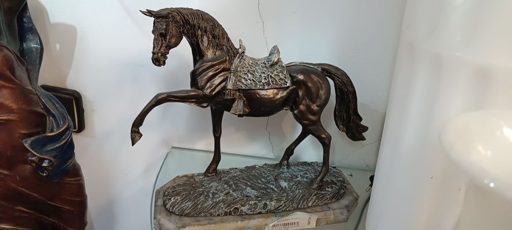 Estatueta cavalo pata no ar