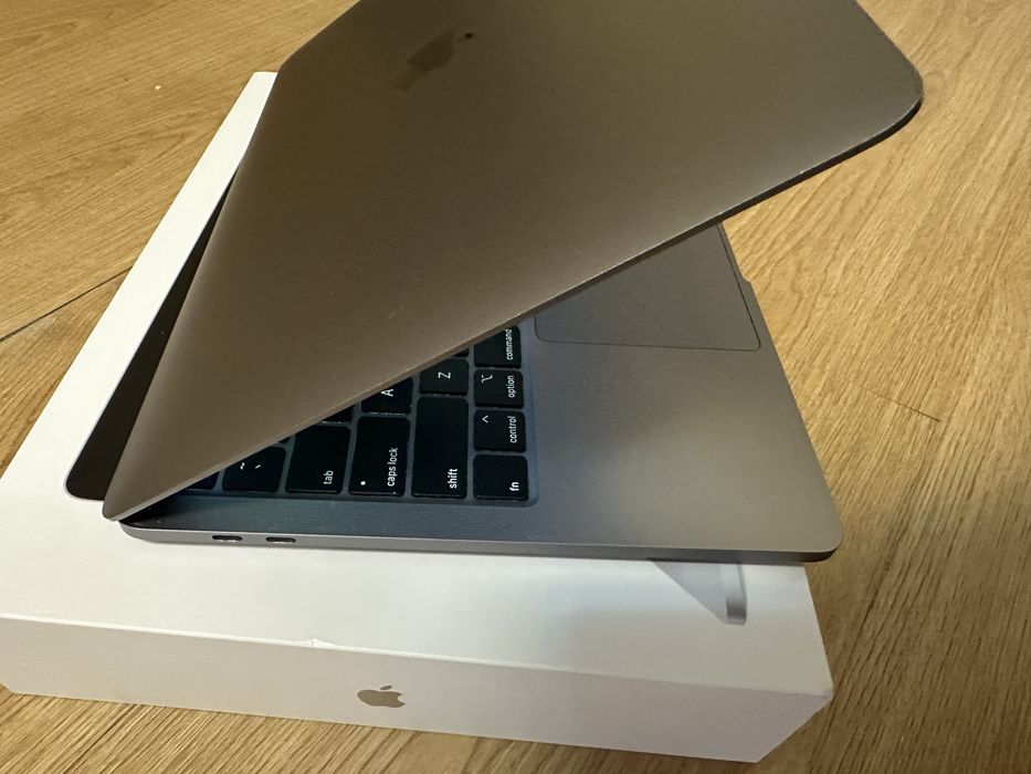 MacBook Pro 13 2020 I7 2.3 / 16gb / 512ssd 358 циклів