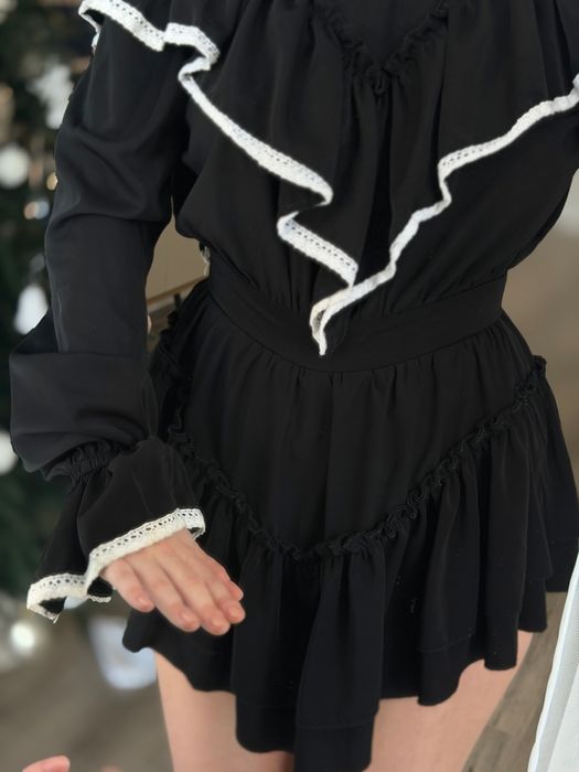 Чорна комбінезон-сукня з рюшками та білою обробкою з акцентом на таліі