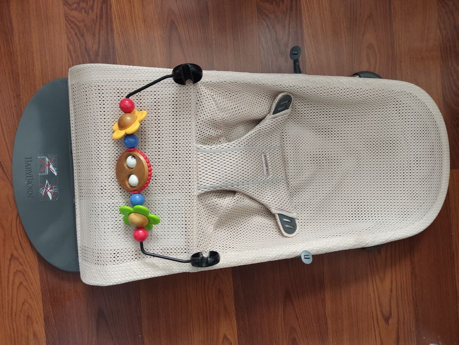 Leżaczek bujaczek Baby Bjorn mesh róż z zabawką pałąk