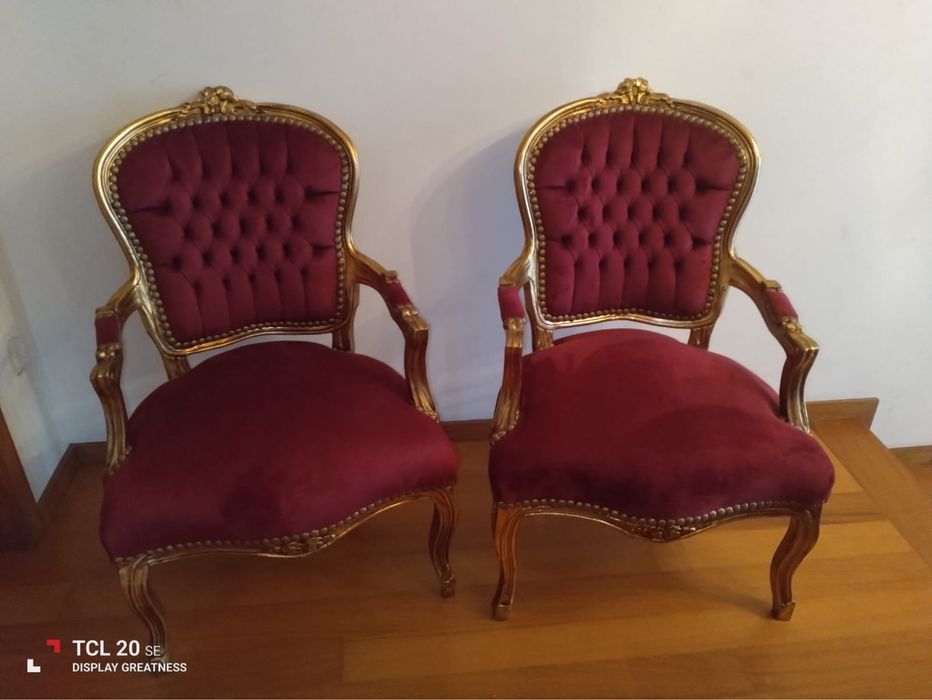 Belíssimo par de cadeirões em madeira