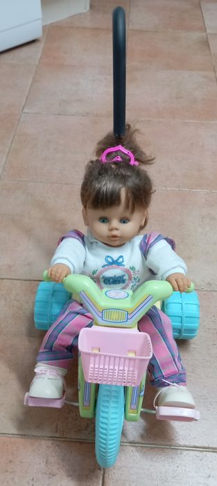 TRICICLO COM BONECA para criança brincar na rua,casa,quintal,jardim.