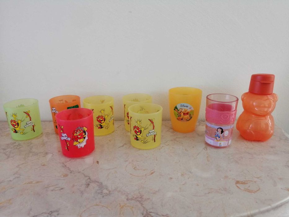 Copos plástico de criança e garrafinha da tupperware.