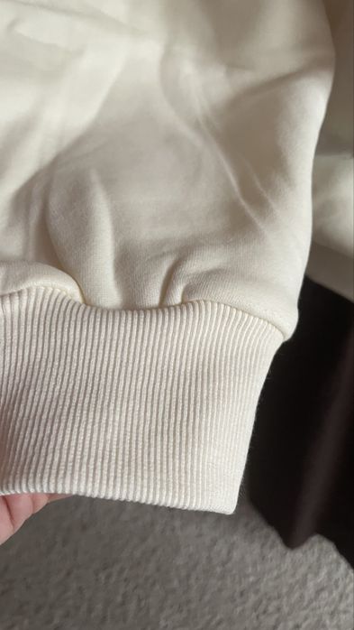 Bluza z kapturem na ocieplinie ecru. Modny print  40/42/44/46