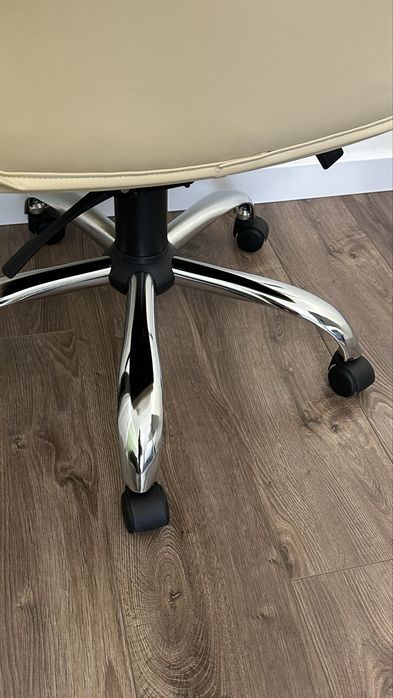 Офісне крісло бежеве ідеальний стан