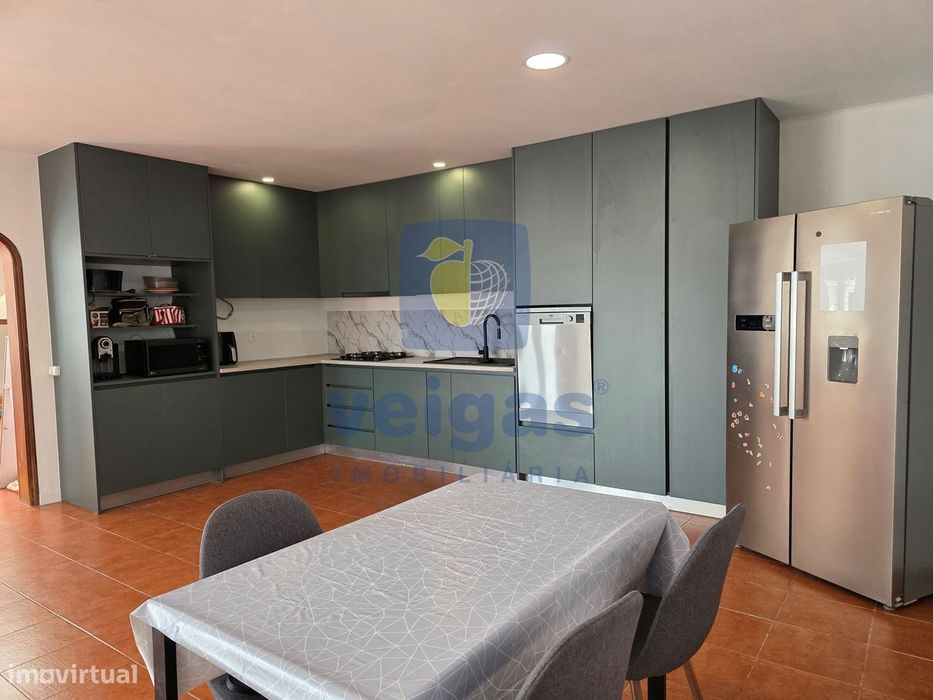 Moradia T5 com 343 m² de área bruta, sala de 40 m², mezzanine e terraç