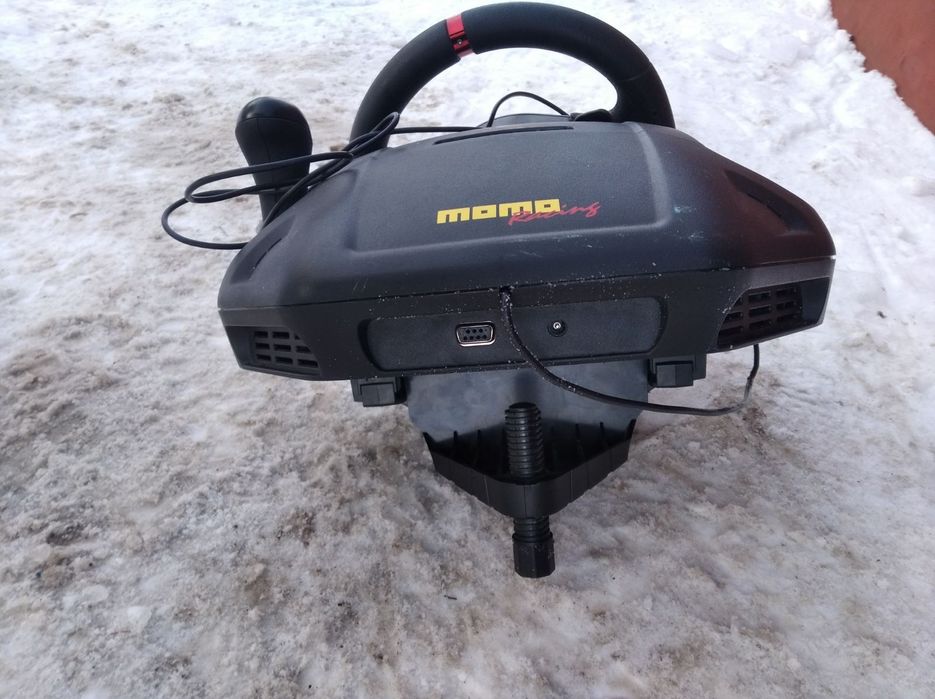 Игровой руль MOMO Logitech.