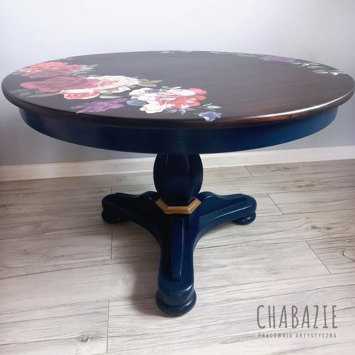 Drewniany malowany stolik