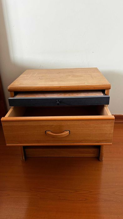 Mesa de Cabeceira com Gaveta – Madeira