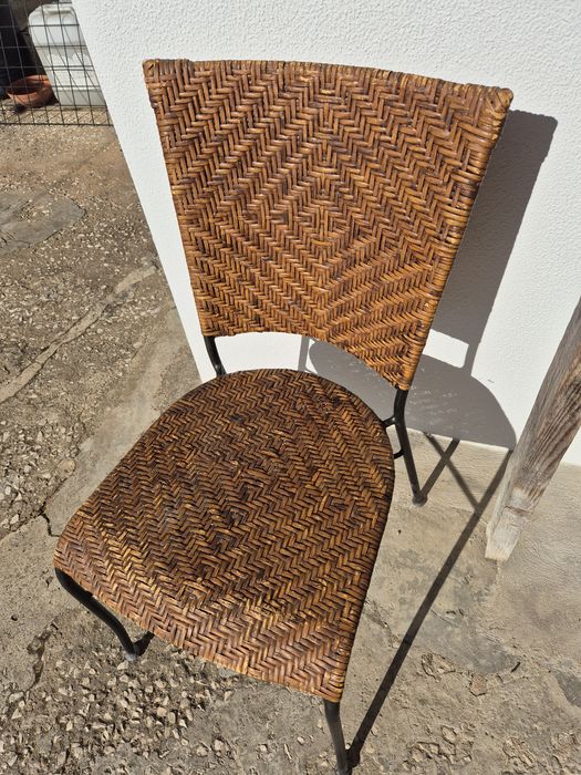 Conjunto de cadeiras em vime com estrutura em ferro preto