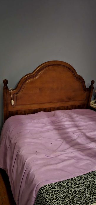 Cama de casal com 2 mesinhas de cabeceira (nao trabalho com mb way)