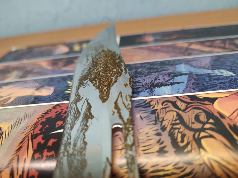 Nóż z grawerem wilkołaka