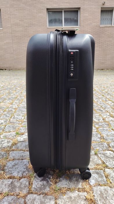 Gabol Paradise Xp preta, feita de plástico ABS rígido e resistente (Nova)
