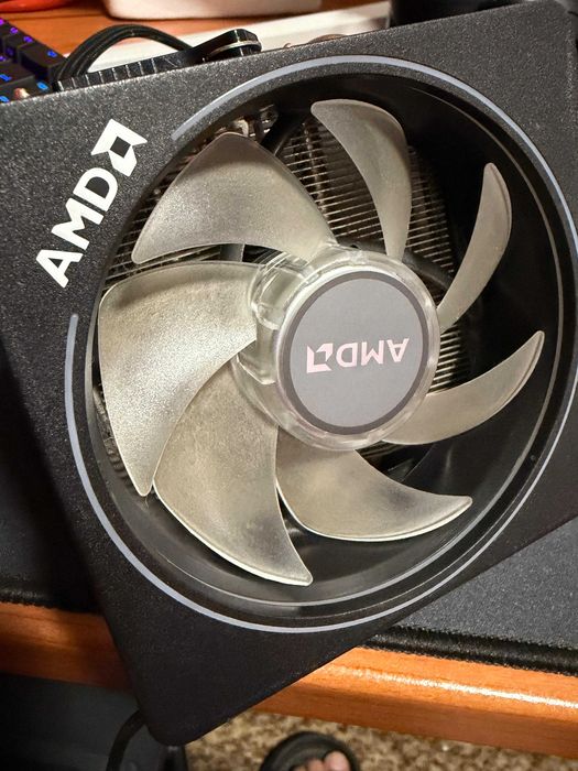 AMD RYZEN 5 - 5600 + Wraith Prism COOLER RGB
