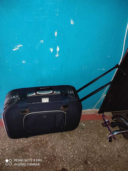 Продам чемодан в хорошем состоянии