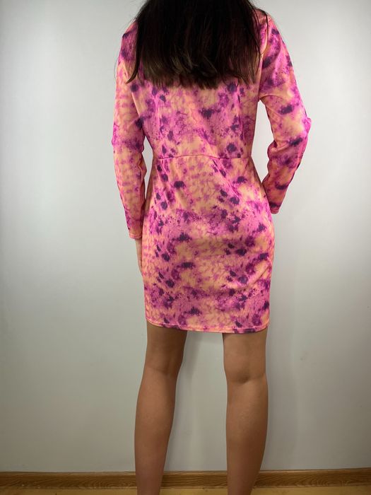 Kolorowa sukienka z wycięciem na dekolcie Boohoo rozmiar 44