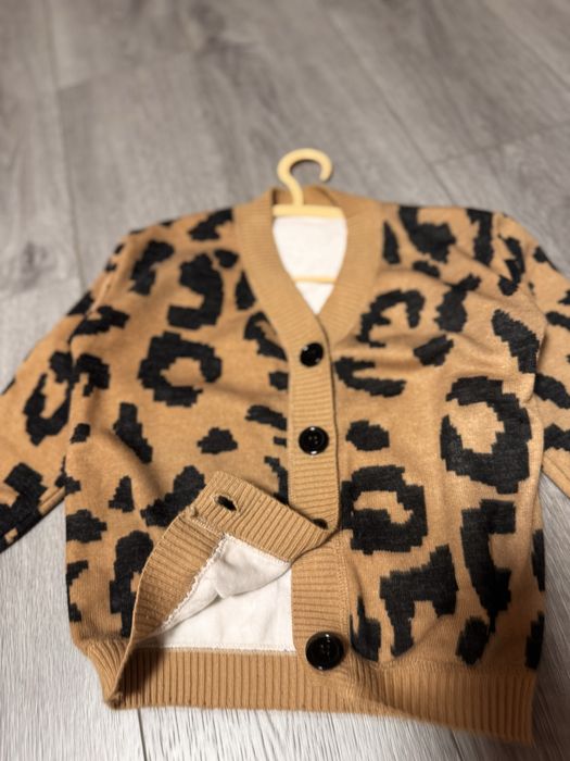 Светер  тепла на дівчинку 5-6 років