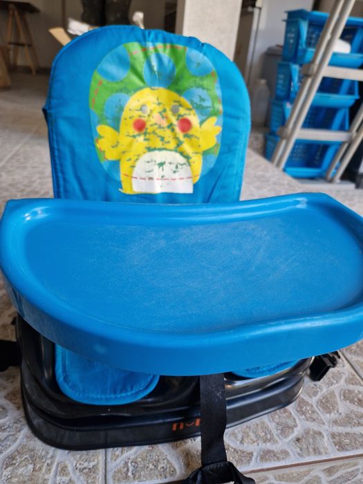 Cadeira com ajuste em altura para a criança comer á mesa.
