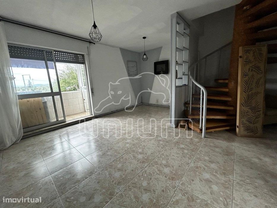 Apartamento T3 Duplex com 2 Casas de Banho e Cozinha Equipada em Da...