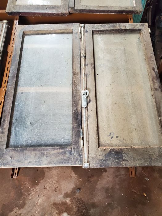 5 janela  de madeira  maciça