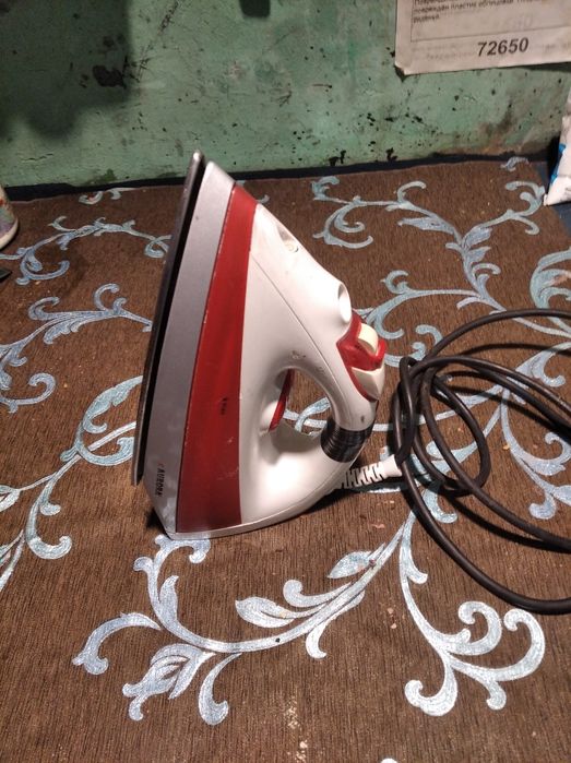 Утюг, водой пшакает