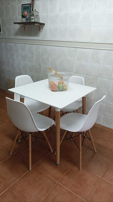 Mesa branca quadrada tipo IKEA com 4 cadeiras