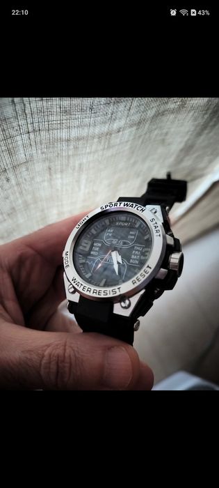 Relógio novo, tipo militar