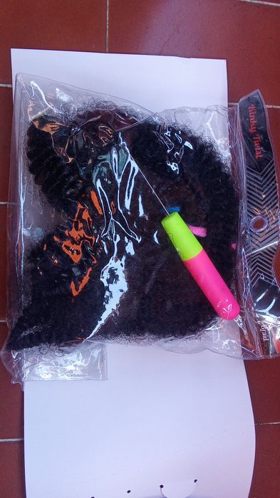 Cabelo Kinky Twist – 4 mechas + agulha de crochet grátis
Cabelo Kinky Twist dividido em 4 mechas, com agulha de crochet incluída gratuitamente.