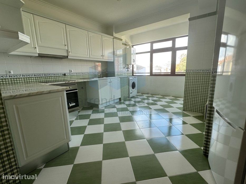 Arrenda-se excelente T3 em ultimo piso com terraço de 120m2 em Celas