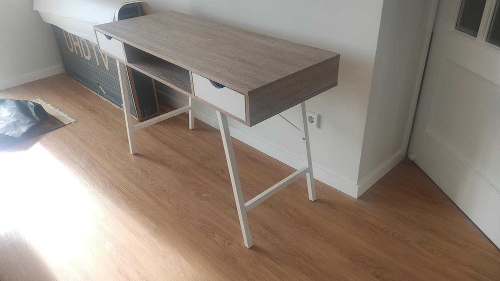 Secretária com gavetas