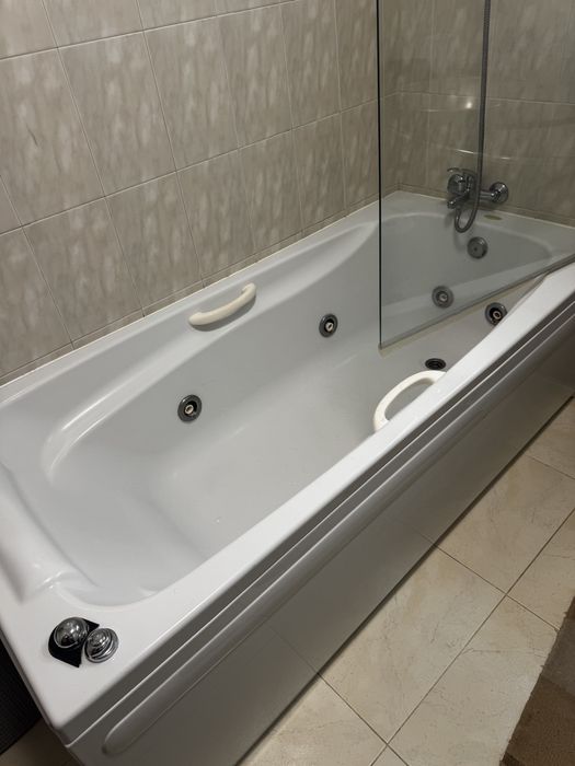 Banheira de hidromassagem  com o vidro