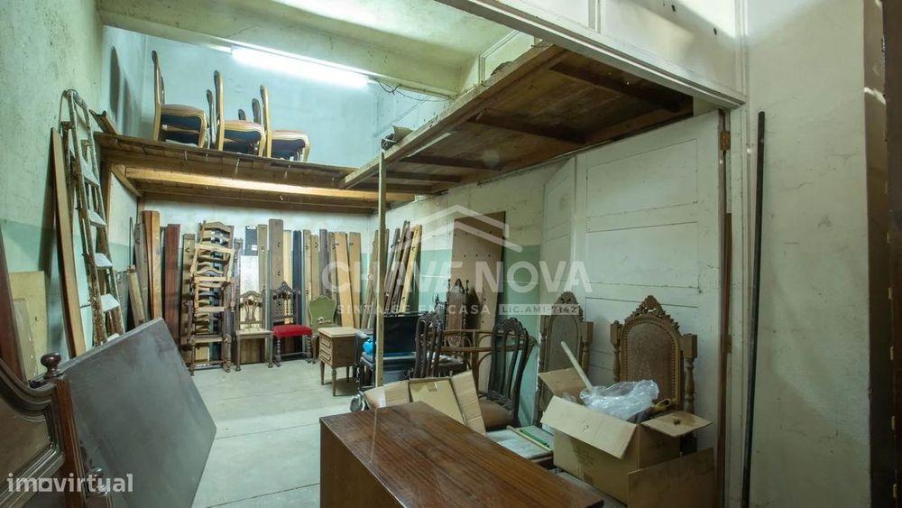 Garagem / Armazém Independente com 256m² na Avenida da República